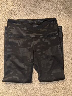 Old Navy Black Camo Ankle Leggings
